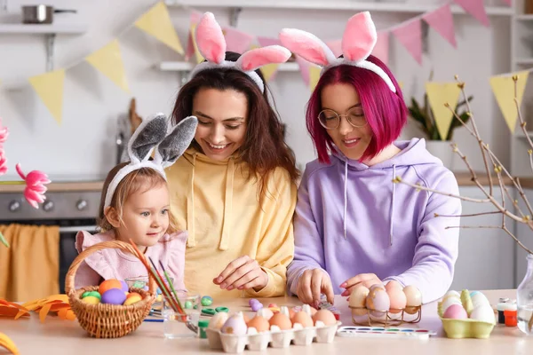 Giovane Coppia Lesbica Con Figlioletta Durante Pittura Uova Pasqua Cucina — Foto Stock