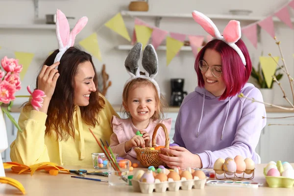 Young Lesbian Couple Little Daughter Painting Easter Eggs Kitchen — Stock Photo, Image
