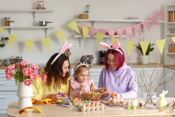 Mladé Lesbičky Pár Malou Dcerou Při Malování Velikonočních Vajec Kuchyni — Stock fotografie