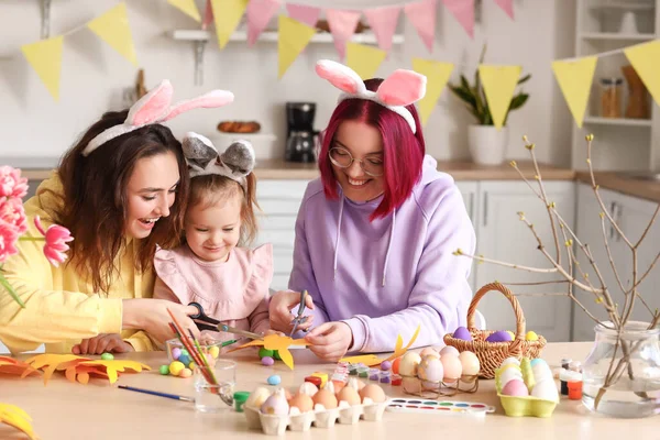 Giovane Coppia Lesbica Con Figlioletta Fare Decorazione Pasqua Cucina — Foto Stock