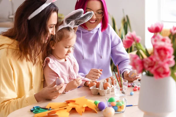 Young Lesbian Couple Little Daughter Painting Easter Eggs Kitchen — Stock Photo, Image