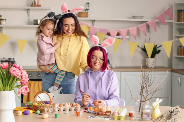 Giovane Coppia Lesbica Con Figlioletta Durante Pittura Uova Pasqua Cucina — Foto Stock
