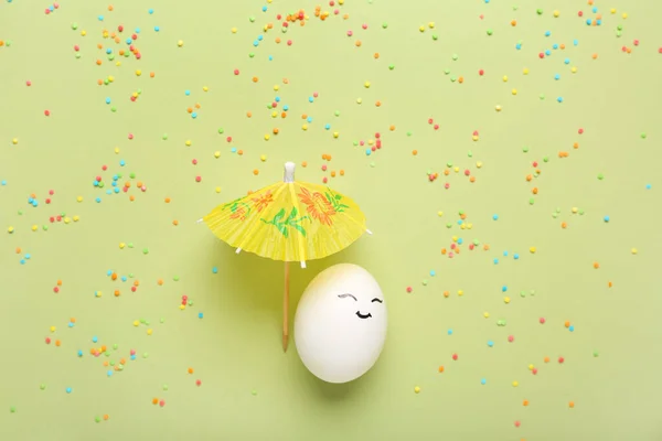 Kağıt Şemsiyeli Renkli Arkaplanlı Şirin Bir Yumurta Paskalya Kutlaması — Stok fotoğraf