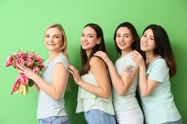 Mooie Vrouwen Met Bloemen Groene Achtergrond Internationale Vrouwendag Viering — Stockfoto