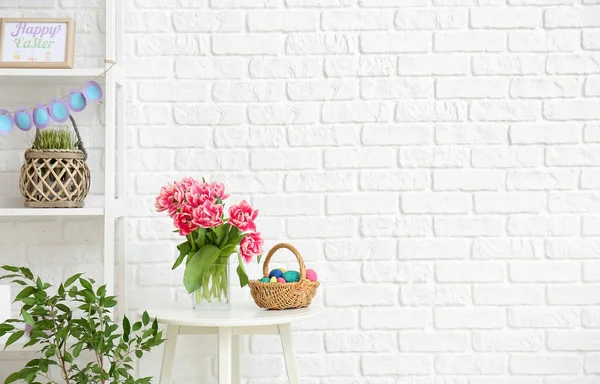 Bouquet Tulips Basket Easter Eggs Table White Brick Wall — Stock Photo, Image
