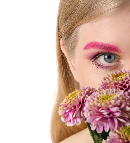 Kobieta Twórczym Makijażu Gospodarstwa Bukiet Kwiatów Białym Tle Zbliżenie — Zdjęcie stockowe