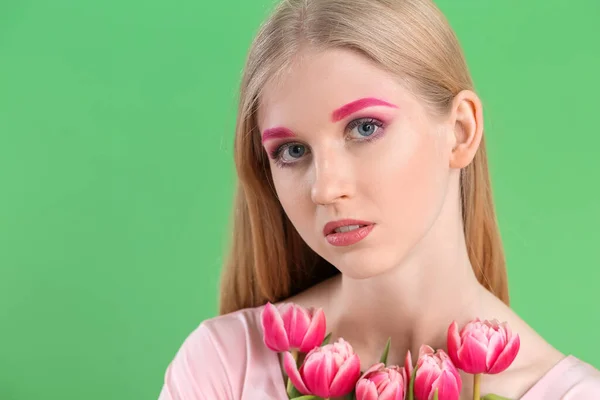 Mujer Joven Con Maquillaje Creativo Hermosos Tulipanes Sobre Fondo Verde — Foto de Stock
