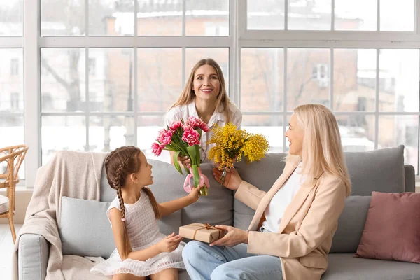 Junge Frau Ihre Kleine Tochter Und Mutter Mit Blumen Hause — Stockfoto