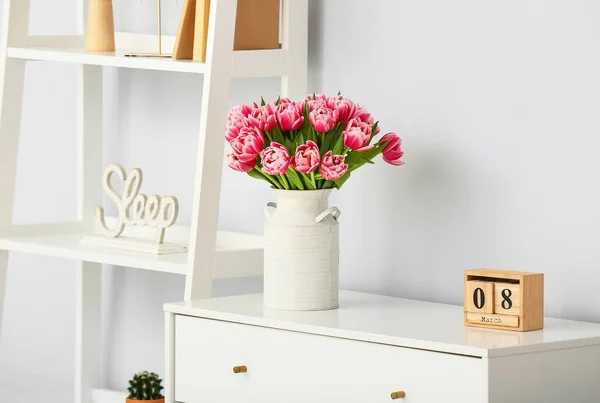 部屋の引き出しの胸にカレンダーと新鮮な花の美しい花束 国際女性デーのお祝い — ストック写真