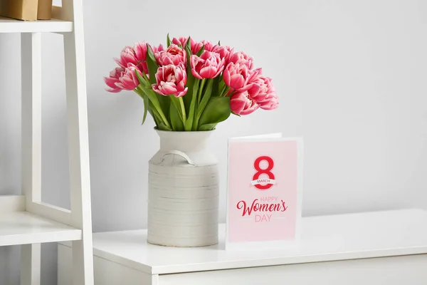 房间里摆放着一束漂亮的鲜花 上面有贺卡 国际妇女节庆祝活动 — 图库照片