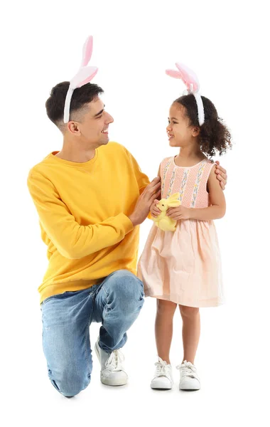 Kleines Mädchen Mit Osterhase Und Vater Auf Weißem Hintergrund — Stockfoto