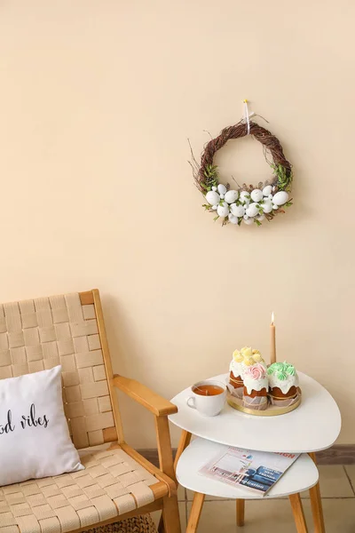 Easter Cakes Cup Tea Table Armchair Color Wall Wreath — Stock Photo, Image