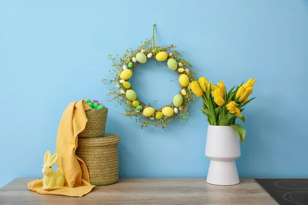 Corona Pascua Cesta Con Huevos Tulipanes Mesa Cerca Pared Color — Foto de Stock