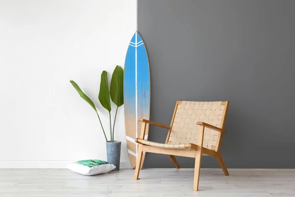 墙边的冲浪板 扶手椅和室内植物 — 图库照片