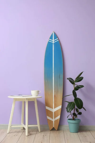 Intérieur Chambre Avec Planche Surf Plante Intérieur Table Près Mur — Photo