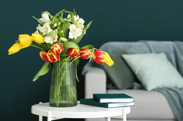 Florero Con Hermosas Flores Libros Sobre Mesa Sobre Fondo Oscuro — Foto de Stock