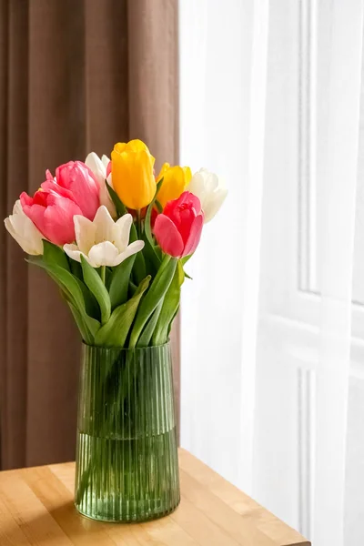 テーブルの上の花瓶のチューリップの美しい花束 — ストック写真