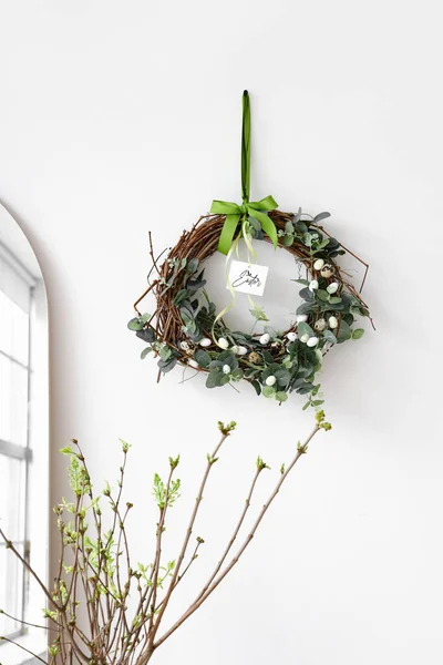 Beautiful Easter Wreath Greeting Card Light Wall — Stock Photo, Image