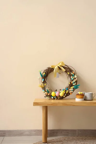 Delicious Cake Cups Easter Wreath Wooden Bench Color Wall — Stock Photo, Image