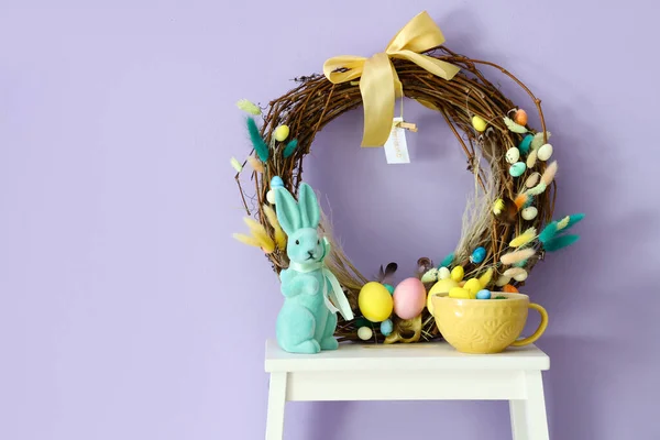 Gyönyörű Húsvéti Koszorú Nyúl Csésze Létrán Széklet Közelében Színes Fal — Stock Fotó