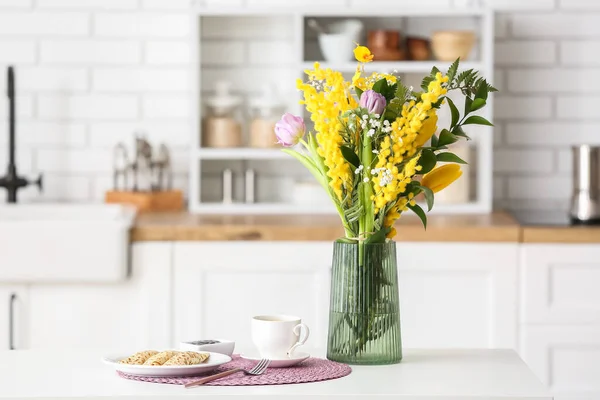 キッチンのダイニングテーブルの上にクレープと美しい花 コーヒーとプレートのカップ — ストック写真