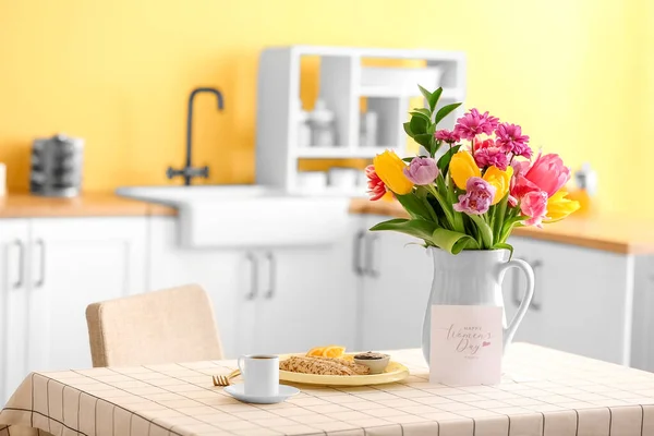 Hermosas Flores Desayuno Tarjeta Felicitación Con Texto Feliz Día Mujer — Foto de Stock