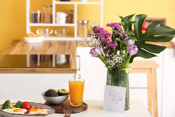 Florero Con Flores Delicioso Desayuno Tarjeta Felicitación Con Texto Feliz — Foto de Stock