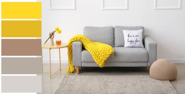 Oturma odasının içinde masa ve narsis çiçekleri olan gri kanepe. Farklı renk örnekleri