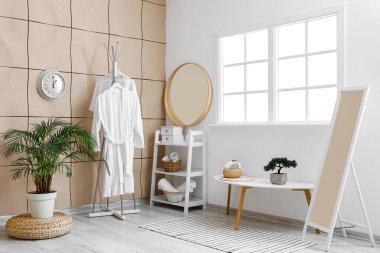 Bornozlu ve aynalı aydınlatma odasının içi