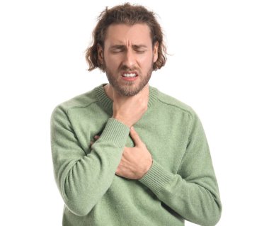 Beyaz arka planda boğazı ağrıyan hasta adam.