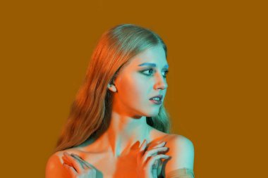 Renkli arka planda sıra dışı kaşları olan güzel bir kız.