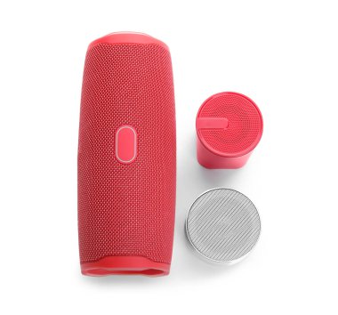 Beyaz arkaplanda farklı kablosuz taşınabilir hoparlörler