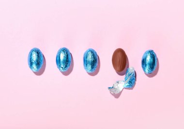 Pembe arka planda çikolatalı Paskalya yumurtaları