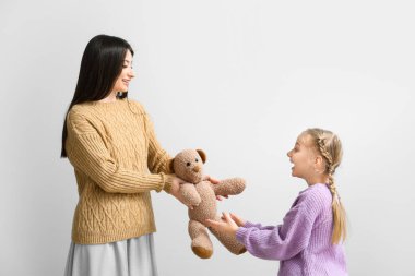 Mutlu anne, küçük kızına oyuncak veriyor.