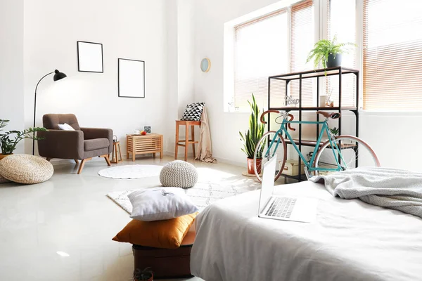 Interior Del Dormitorio Luminoso Con Bicicleta Estantería Sillón — Foto de Stock