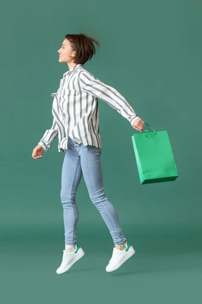 Springen Jonge Vrouw Met Boodschappentas Groene Achtergrond — Stockfoto