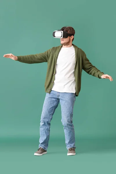 Junger Mann Mit Virtual Reality Brille Auf Grünem Hintergrund — Stockfoto