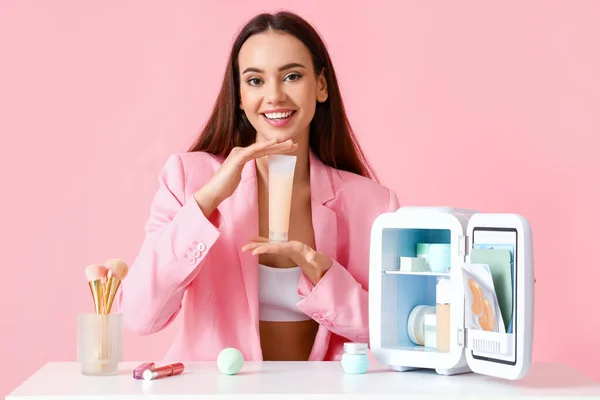 Hermosa Mujer Joven Con Refrigerador Pequeño Productos Cosméticos Sentados Mesa —  Fotos de Stock