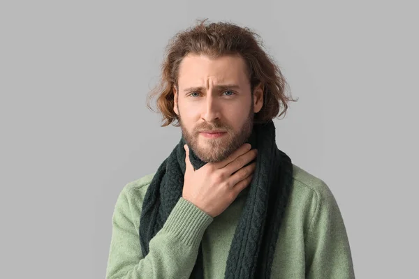 Ill Man Sore Throat Grey Background — Stock Photo, Image