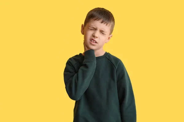 Irriterande Liten Pojke Med Halsont Färg Bakgrund — Stockfoto
