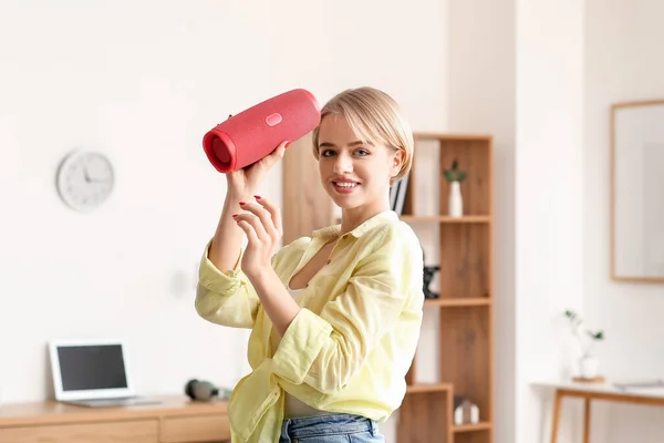 Mulher Com Alto Falante Portátil Sem Fio Dançando Sala Luz — Fotografia de Stock