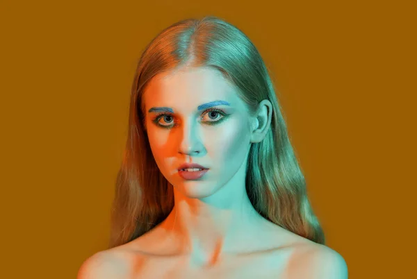 Beautiful Girl Unusual Eyebrows Color Background — Stock Photo, Image