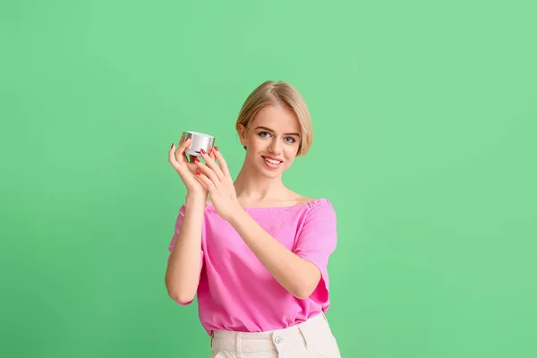 Mooie Glimlachende Vrouw Met Draadloze Draagbare Luidspreker Groene Achtergrond — Stockfoto