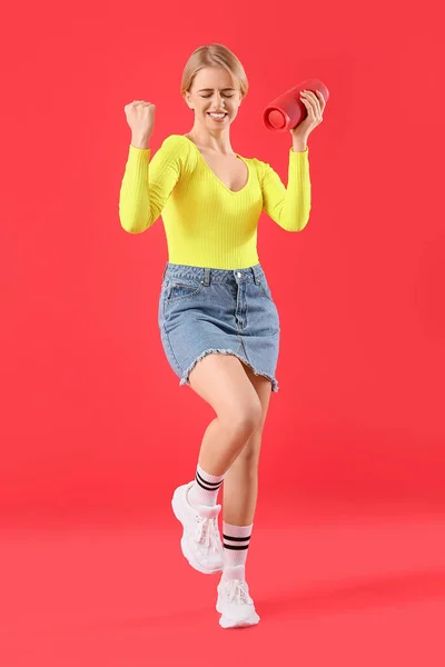 Mujer Joven Con Altavoz Portátil Inalámbrico Moderno Bailando Sobre Fondo —  Fotos de Stock