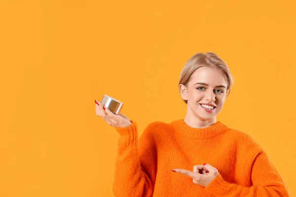 Young Smiling Woman Pointing Wireless Portable Speaker Color Background — Stock Photo, Image