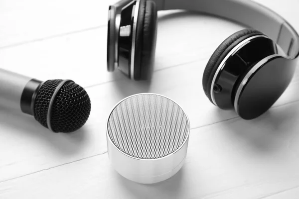 Drahtloser Tragbarer Lautsprecher Mikrofon Und Kopfhörer Auf Weißem Holzhintergrund — Stockfoto