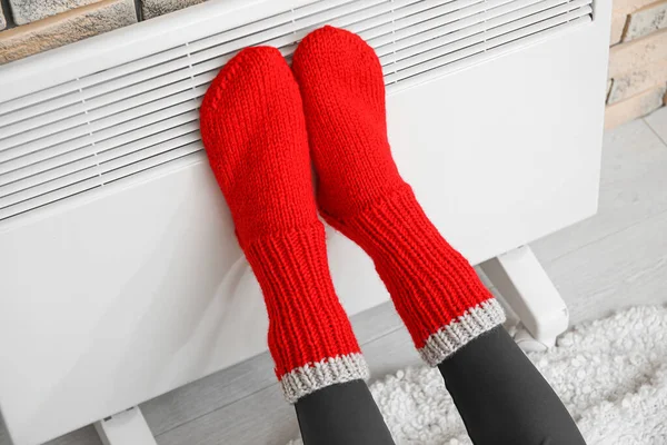 Woman Knitted Socks Warming Foots Radiator Closeup Concept Heating Season — Stock Photo, Image