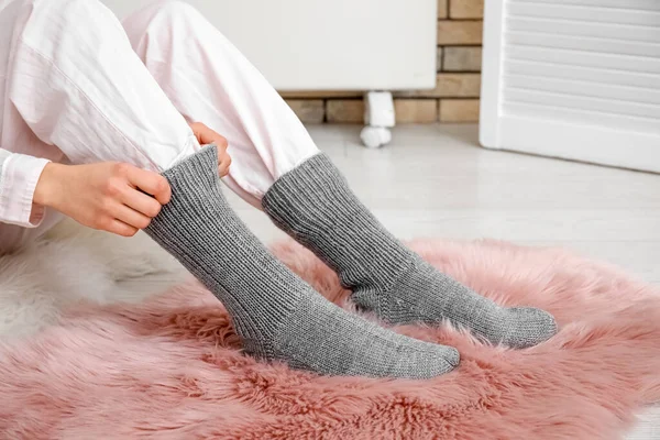 Yumuşak Halıya Sıcak Çorap Giymiş Bir Kadın Isınma Mevsimi Kavramı — Stok fotoğraf