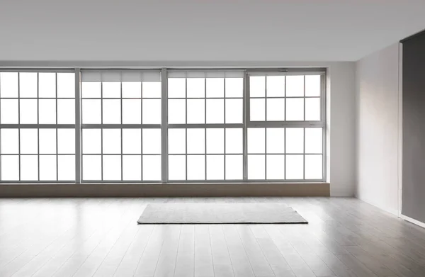 Blick Ein Leeres Zimmer Mit Teppich Und Fenstern — Stockfoto