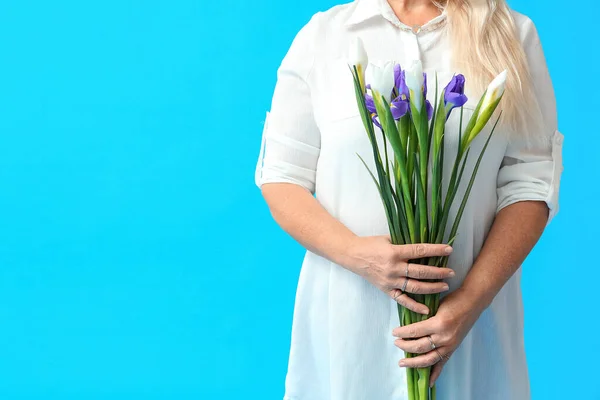 Femme Mature Tenant Bouquet Fleurs Iris Sur Fond Bleu Gros — Photo